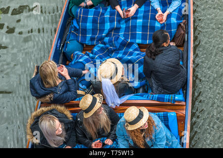 I turisti in cappelli di paglia punting sul fiume Cam, Università di Cambridge, Inghilterra. Regno Unito Foto Stock