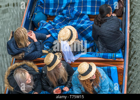 I turisti in cappelli di paglia punting sul fiume Cam, Università di Cambridge, Inghilterra. Regno Unito Foto Stock