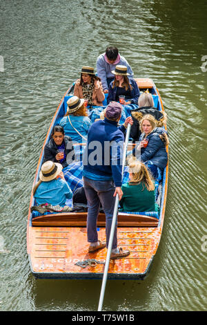 I turisti in cappelli di paglia punting sul fiume Cam, Università di Cambridge, Inghilterra. Regno Unito Foto Stock