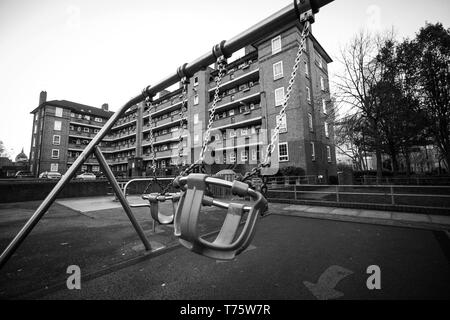 Un Tower Hamlets station wagon è raffigurato con HSBC torre di Canary Wharf in background in Londra. 16 nov. Foto Stock