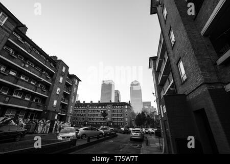 Un Tower Hamlets station wagon è raffigurato con HSBC torre di Canary Wharf in background in Londra. 16 nov. Foto Stock