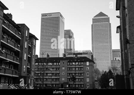 Un Tower Hamlets station wagon è raffigurato con HSBC torre di Canary Wharf in background in Londra. 16 nov. Foto Stock