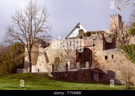 Immettere porta del castello di Rötteln, Burg Rötteln nelle Lörrach. I ruderi del castello medievale, Baden-Württemberg. Antico muro di pietra, castello Tedesco, con torre. Foto Stock