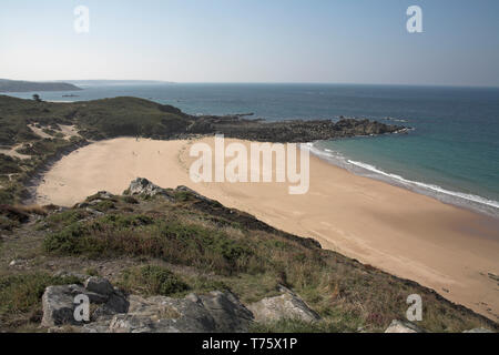 Spiaggia sul lato occidentale del Capo Frehel promontorio Bretagna Francia Foto Stock