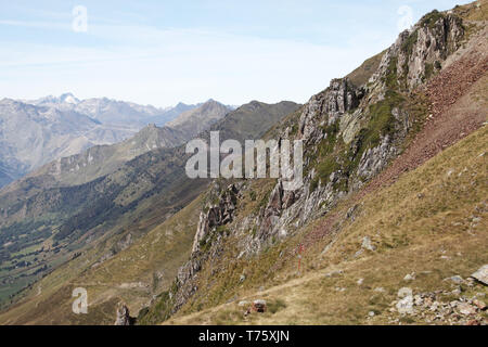 Vista dal Col du Tourmalet ovest a Bareges e Luz-St-Sauveur Pirenei Francia Foto Stock