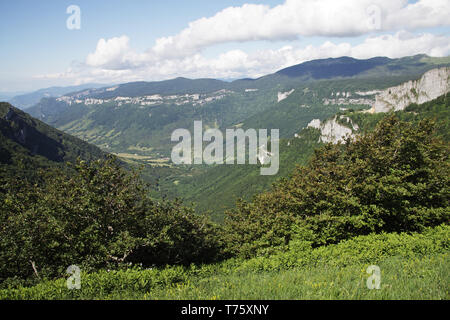 Vista da Col de la Bataille verso Bouvante le Haut Vercors Parco Naturale Regionale del Vercors Francia Foto Stock