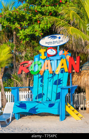 Attrazione sulla spiaggia una grande sedia di spiaggia su West Bay Beach Roatan Honduras. Foto Stock