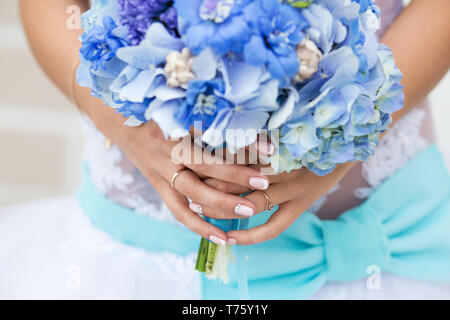 Irriconoscibile sposa tenendo un raffinato Bouquet nozze di ortensie blu Foto Stock