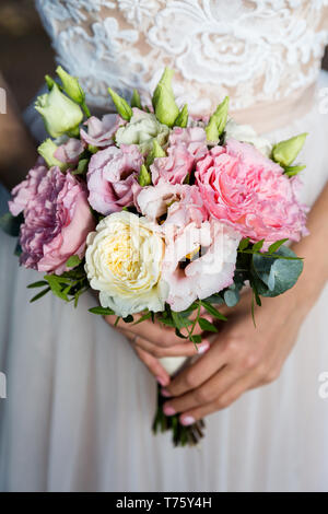 Irriconoscibile sposa tenendo un raffinato bouquet di nozze del bianco e del rosa rose con eustoma Foto Stock