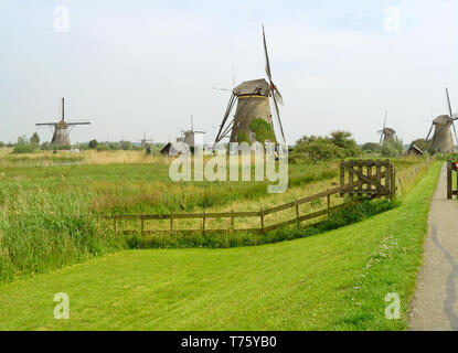 Splendida vista della storica Kinderdijk mulini a vento olandese, Sito Patrimonio Mondiale dell'UNESCO nei Paesi Bassi Foto Stock