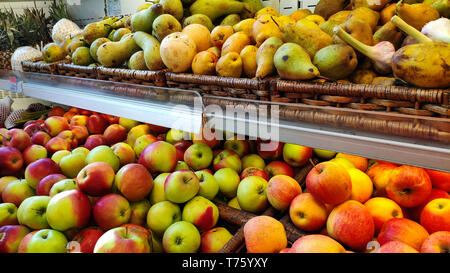 Freschi Ortaggi e frutti su scaffale di supermercato, il mercato degli agricoltori. Cibo sano. Vitamine e minerali. Foto Stock