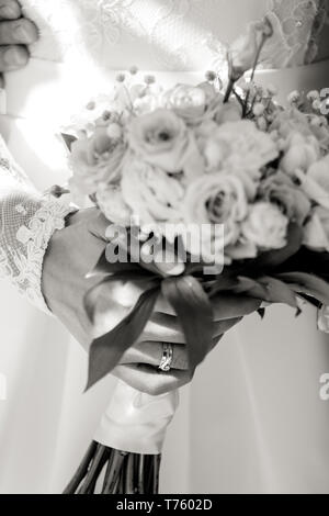 Squisito Bouquet nozze nelle mani di un irriconoscibile sposa, in bianco e nero shot Foto Stock