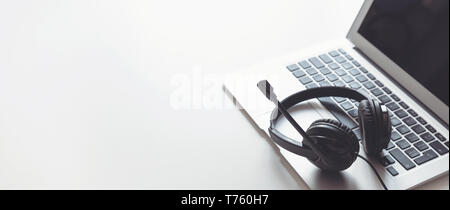 Cuffia in call center. Hotline Support concetto in ufficio. Assistenza clienti e supporto. Foto Stock