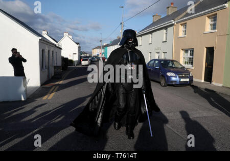 Un membro della '501Legion Irlanda Garrison' vestita come Darth Vader arriva per il Maggio 4 Festival in Portmagee, dove le scene di Star Wars sono state filmate. Foto Stock