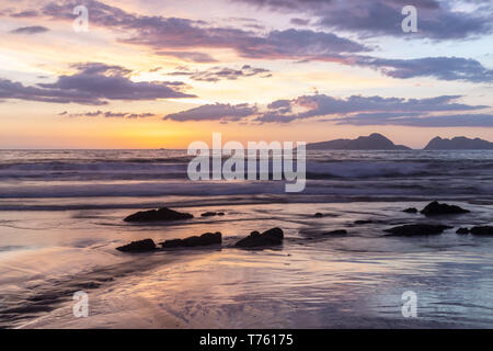 Questa spiaggia è parte della grande spiaggia di Patos. Una spiaggia a circa 2 chilometri di lunghezza e che è un paradiso per i surfisti. Foto Stock