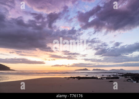 Questa spiaggia è parte della grande spiaggia di Patos. Una spiaggia a circa 2 chilometri di lunghezza e che è un paradiso per i surfisti. Foto Stock