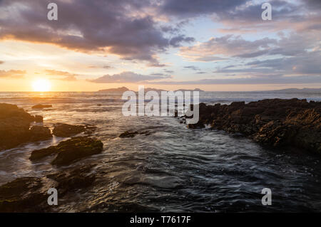 Questa spiaggia è parte della grande spiaggia di Patos. Una spiaggia a circa 2 chilometri di lunghezza e che è un paradiso per i surfisti. Foto Stock