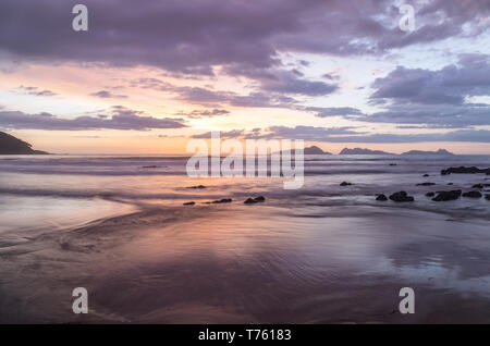 Questa spiaggia è parte della grande spiaggia di Patos. Una spiaggia a circa 2 chilometri di lunghezza e che è un paradiso per i surfisti. Foto Stock