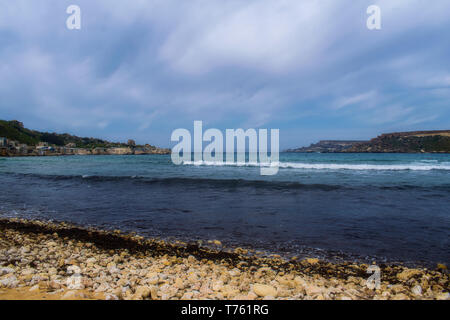 Il Gnejna Bay di Malta. Un paesaggio marino di Malta durante la primavera di Gnejna Bay. Foto Stock