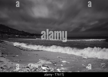 Drammatica Meteo su Malta. Drammatica Meteo su Gnejna Bay di Malta in bianco e nero. Foto Stock