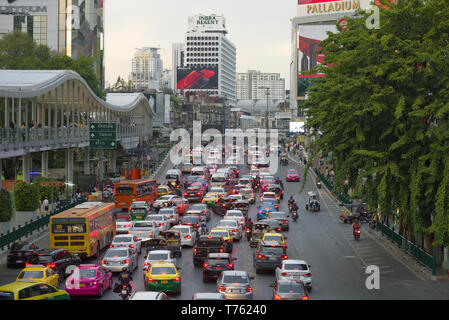 BANGKOK, Tailandia - 02 gennaio 2019: sera il traffico su strada Ratchadamri Foto Stock
