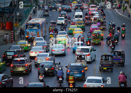 BANGKOK, Tailandia - 02 gennaio 2019: il traffico su strada la sera street Foto Stock