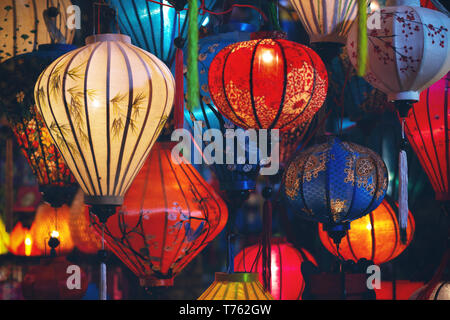 Illuminate lanterne in Vietnam Foto Stock