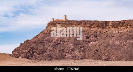 Un egiziano fort alta al di sopra del Sinai frontiera con Israele in montagna venti km a nord di Eilat Foto Stock