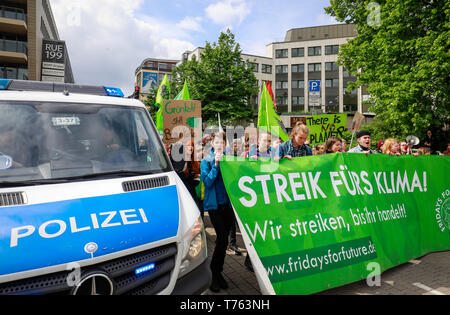 Essen, la zona della Ruhr, Renania settentrionale-Vestfalia, Germania - venerdì per il futuro la dimostrazione su Ruettenscheider Street in occasione della annuale di RWE gener Foto Stock