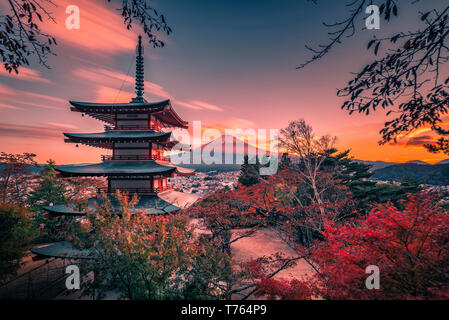 Mt. Fuji con Chureito Pagoda e foglie rosse in autunno sul tramonto a Fujiyoshida, Giappone. Foto Stock