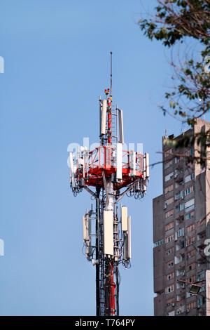 Rete di telecomunicazione di ripetitori, la stazione ricetrasmittente di base. Torre di comunicazione wireless antenna di trasmettitore e ripetitore. Torre di telecomunicazione. Foto Stock