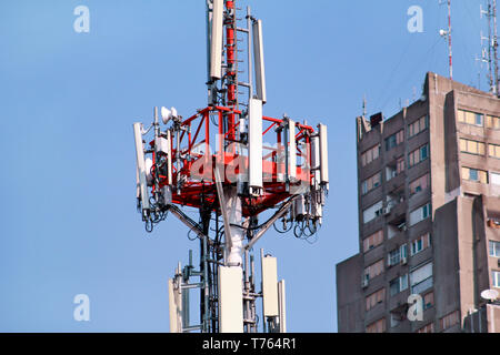 Rete di telecomunicazione di ripetitori, la stazione ricetrasmittente di base. Torre di comunicazione wireless antenna di trasmettitore e ripetitore. Torre di telecomunicazione. Foto Stock