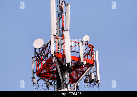 Rete di telecomunicazione di ripetitori, la stazione ricetrasmittente di base. Torre di comunicazione wireless antenna di trasmettitore e ripetitore. Torre di telecomunicazione. Foto Stock