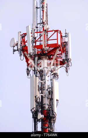 Rete di telecomunicazione di ripetitori, la stazione ricetrasmittente di base. Torre di comunicazione wireless antenna di trasmettitore e ripetitore. Torre di telecomunicazione. Foto Stock