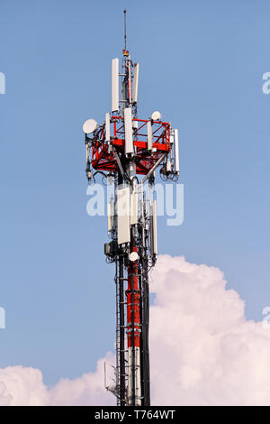 Rete di telecomunicazione di ripetitori, la stazione ricetrasmittente di base. Torre di comunicazione wireless antenna di trasmettitore e ripetitore. Torre di telecomunicazione. Foto Stock