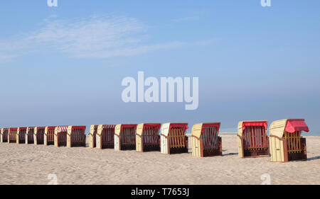Più sedie da spiaggia in fila su una spiaggia deserta del Mar Baltico in Germania Foto Stock