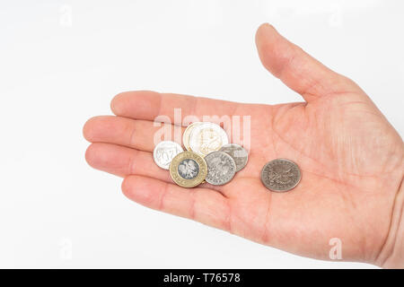 Alcune monete di zloty polacco per la mano Foto Stock