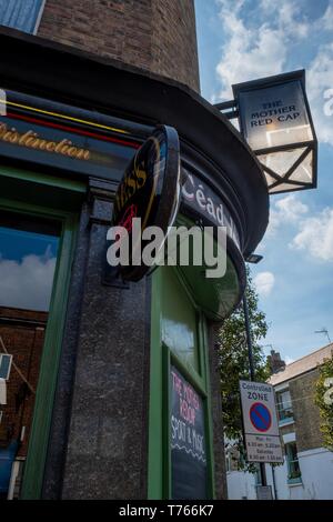 Madre cappuccio rosso, Holloway Road, Londra Foto Stock