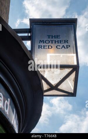 Madre cappuccio rosso, Holloway Road, Londra Foto Stock