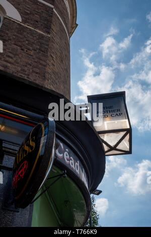 Madre cappuccio rosso, Holloway Road, Londra Foto Stock