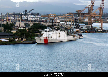 Guardacoste ormeggiata nel porto di Honolulu Foto Stock