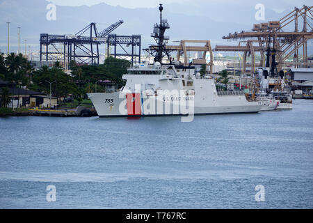 Guardacoste ormeggiata nel porto di Honolulu Foto Stock