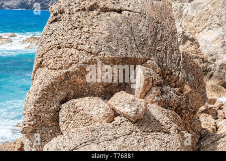 Massiccio di roccia in pozze di marea in Gran Fond, St Barts Foto Stock