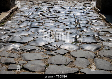 Marciapiede sotto l'Arco dei Gavi che mostra i solchi usurati in pietre Foto Stock