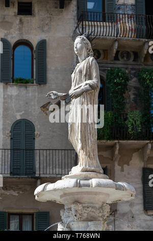 La statua romana detta Madonna Verona al di sopra della trecentesca fontana di Piazza delle Erbe, Verona, Italia Foto Stock