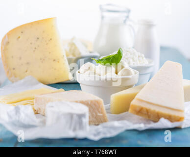 Diversi tipi di prodotti lattiero-caseari su sfondo di legno Foto Stock