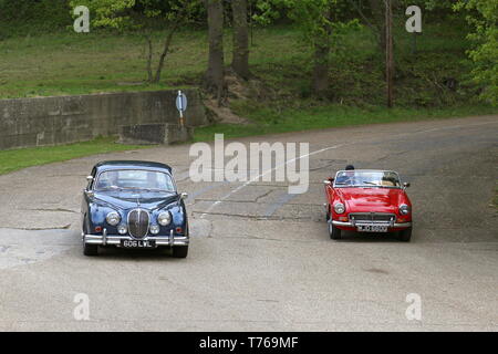 Jaguar Mk2 (1961) e MG MGC Roadster (1968), British Marques giorno, 28 aprile 2019, Brooklands Museum, Weybridge, Surrey, Inghilterra, Gran Bretagna, Regno Unito Foto Stock