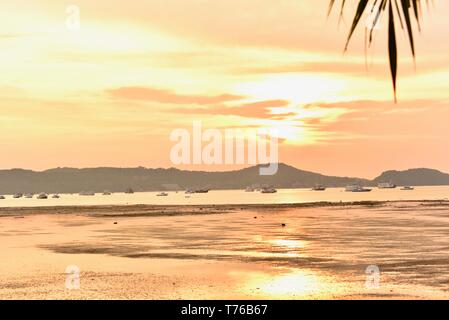 Blazing Sunset Seascape oltre il mare delle Andamane vicino a Rawai Beach in Phuket Foto Stock