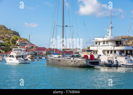 Costoso yachts al posto barca nel porto di Gustavia, St Barts Foto Stock