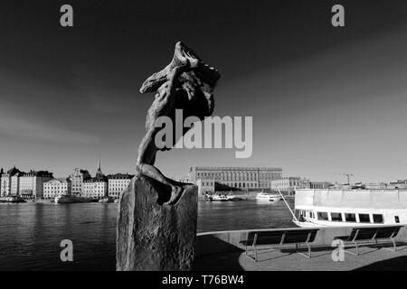 L' uomo e la scultura di Eagle, Mar Baltico, Gamla Stan, nella città di Stoccolma, Svezia, Europa Foto Stock